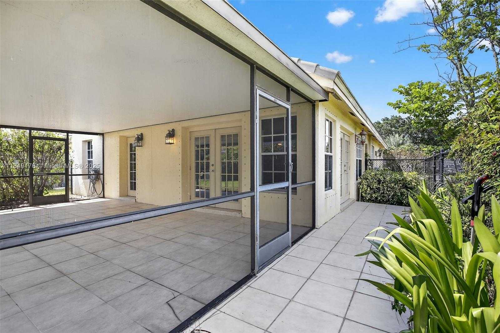 Small Image of 8800 LAKE PARK CIR N, Davie Number 32