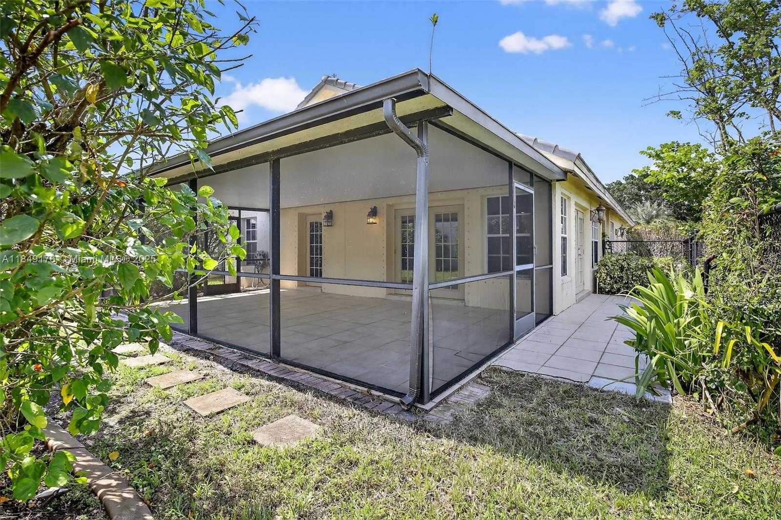 Small Image of 8800 LAKE PARK CIR N, Davie Number 33
