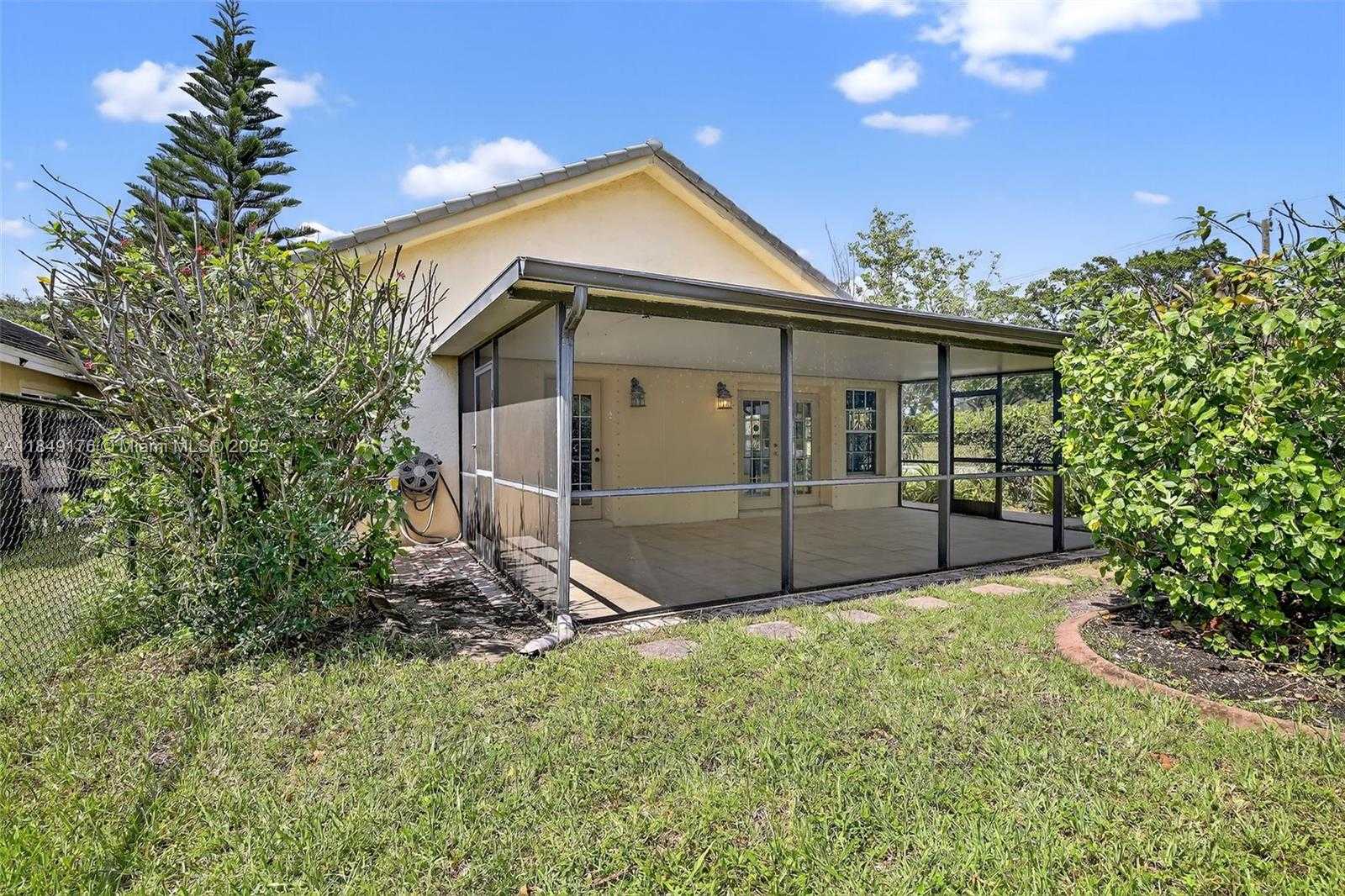 Small Image of 8800 LAKE PARK CIR N, Davie Number 34