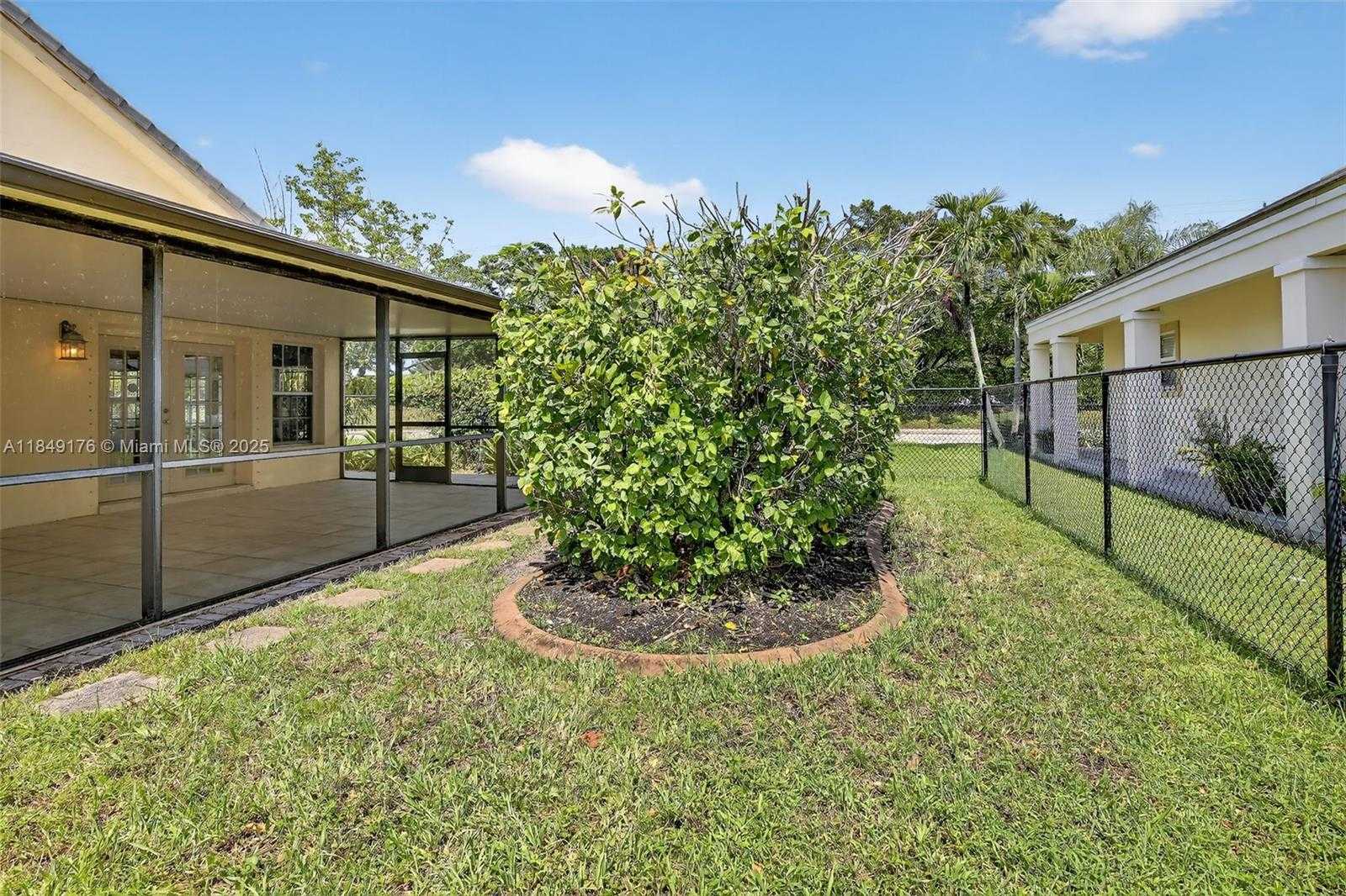 Small Image of 8800 LAKE PARK CIR N, Davie Number 35