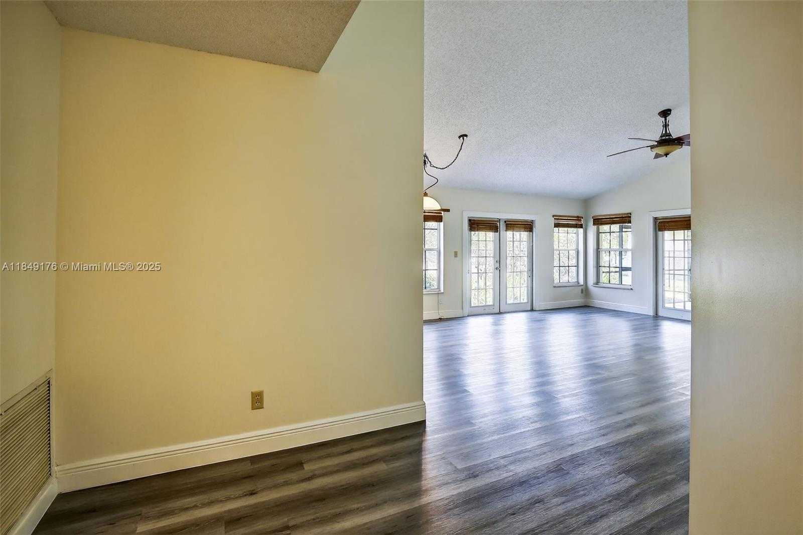 Small Image of 8800 LAKE PARK CIR N, Davie Number 6