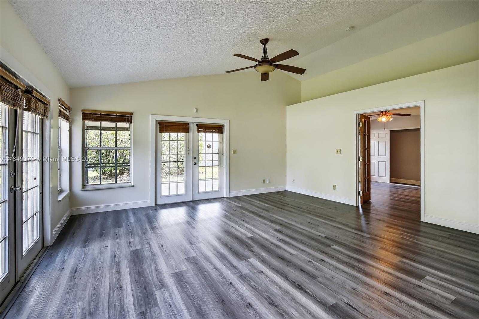 Small Image of 8800 LAKE PARK CIR N, Davie Number 9