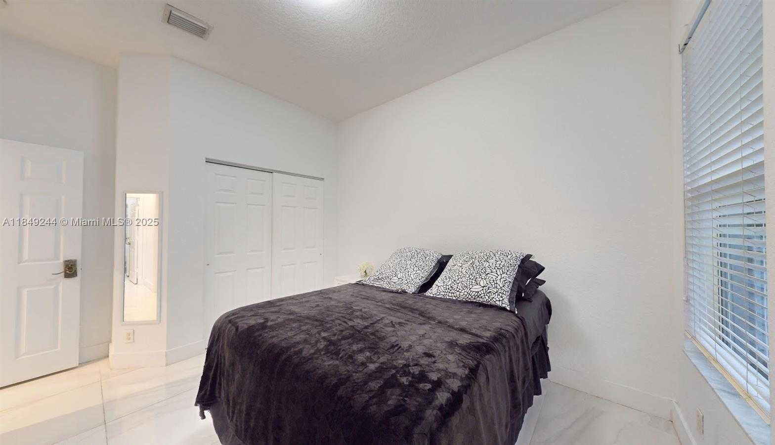 Small Image of 1946 HARBOR VIEW CIR, Weston Number 12