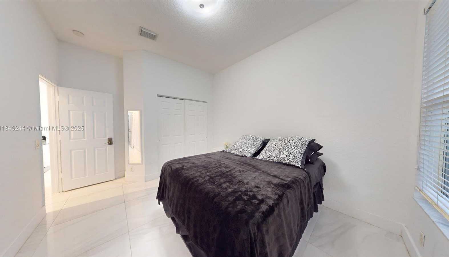 Small Image of 1946 HARBOR VIEW CIR, Weston Number 16
