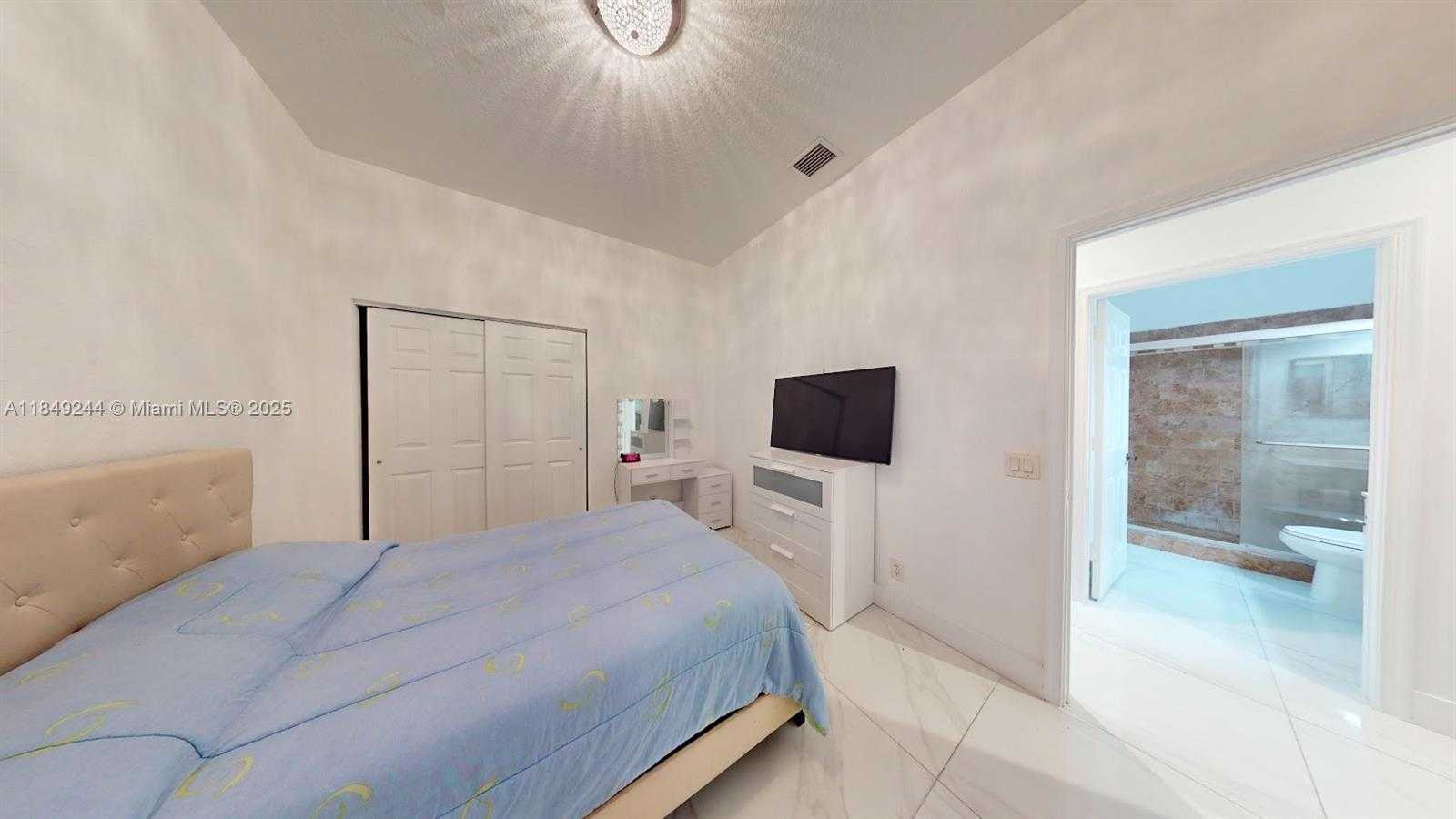 Small Image of 1946 HARBOR VIEW CIR, Weston Number 20