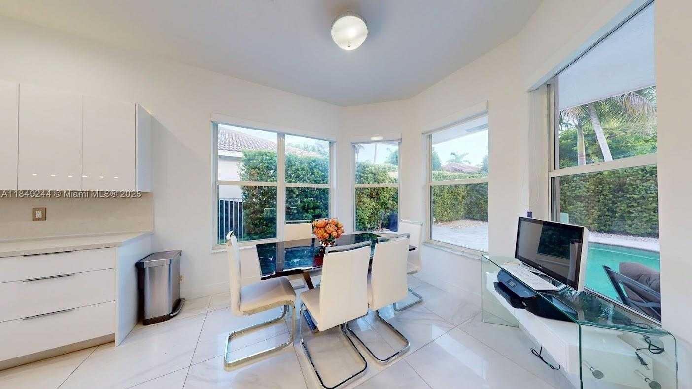 Small Image of 1946 HARBOR VIEW CIR, Weston Number 30