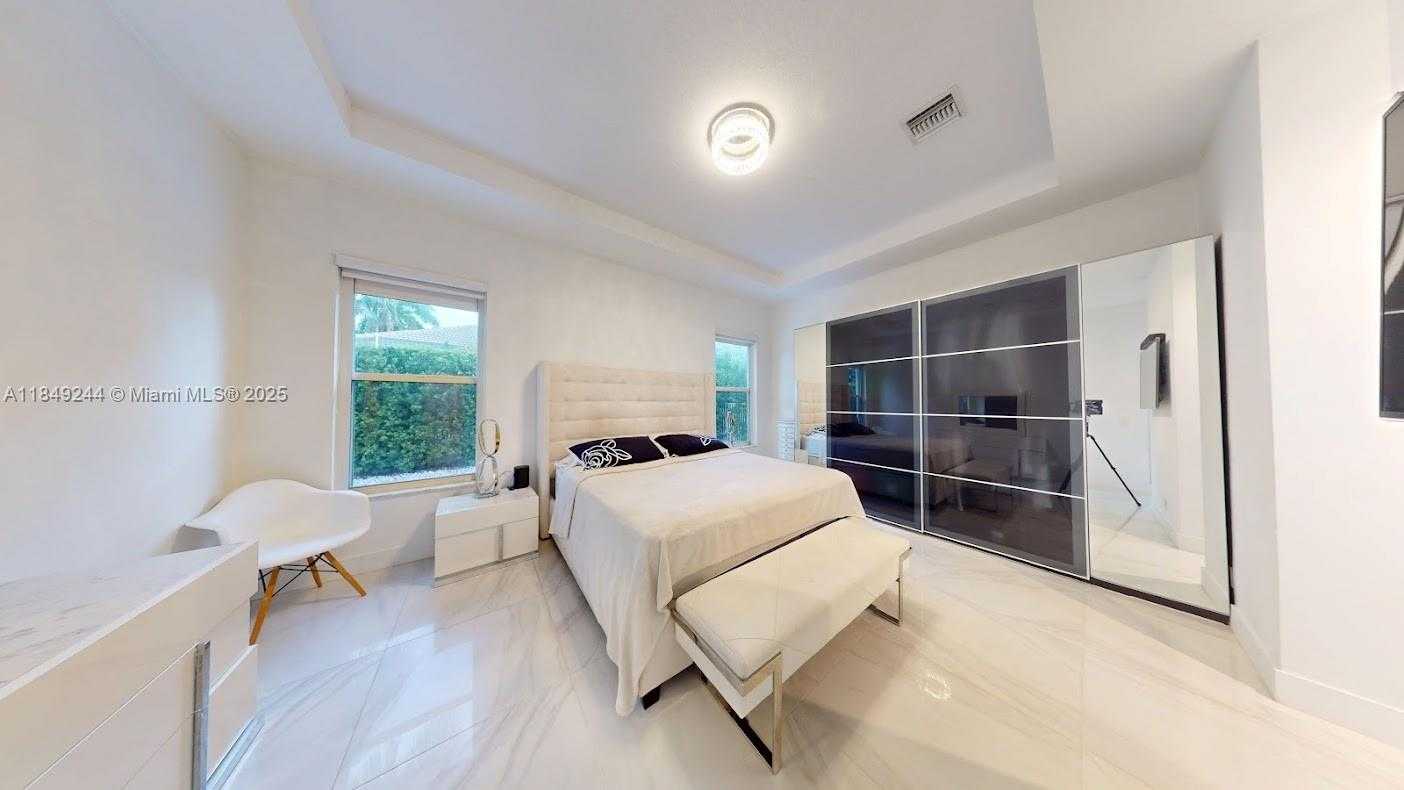 Small Image of 1946 HARBOR VIEW CIR, Weston Number 33