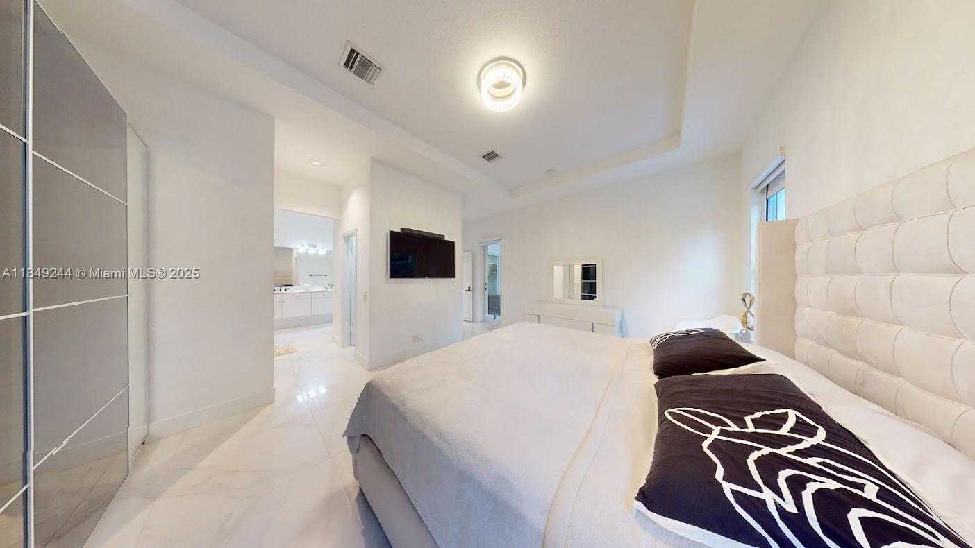 Small Image of 1946 HARBOR VIEW CIR, Weston Number 34