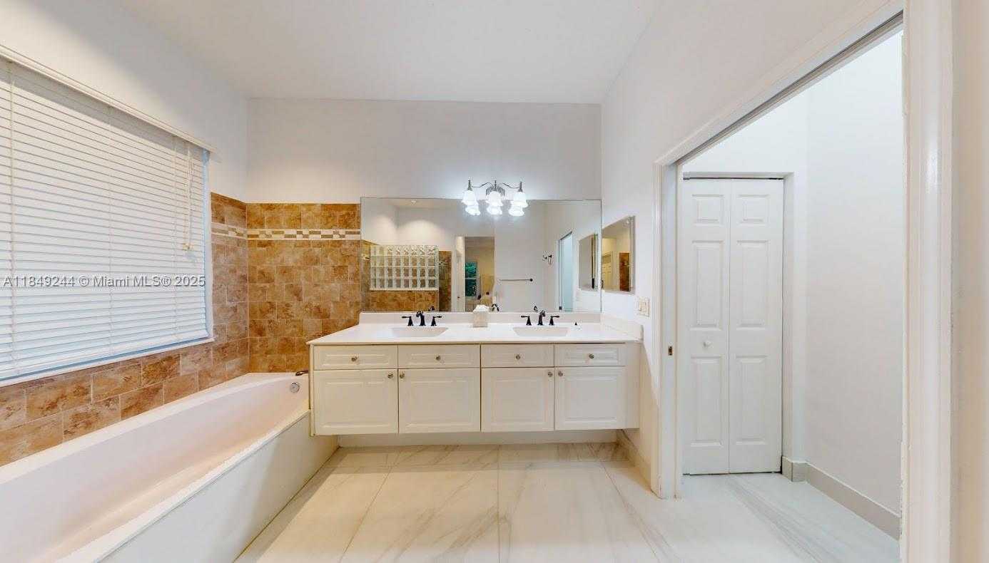 Small Image of 1946 HARBOR VIEW CIR, Weston Number 35