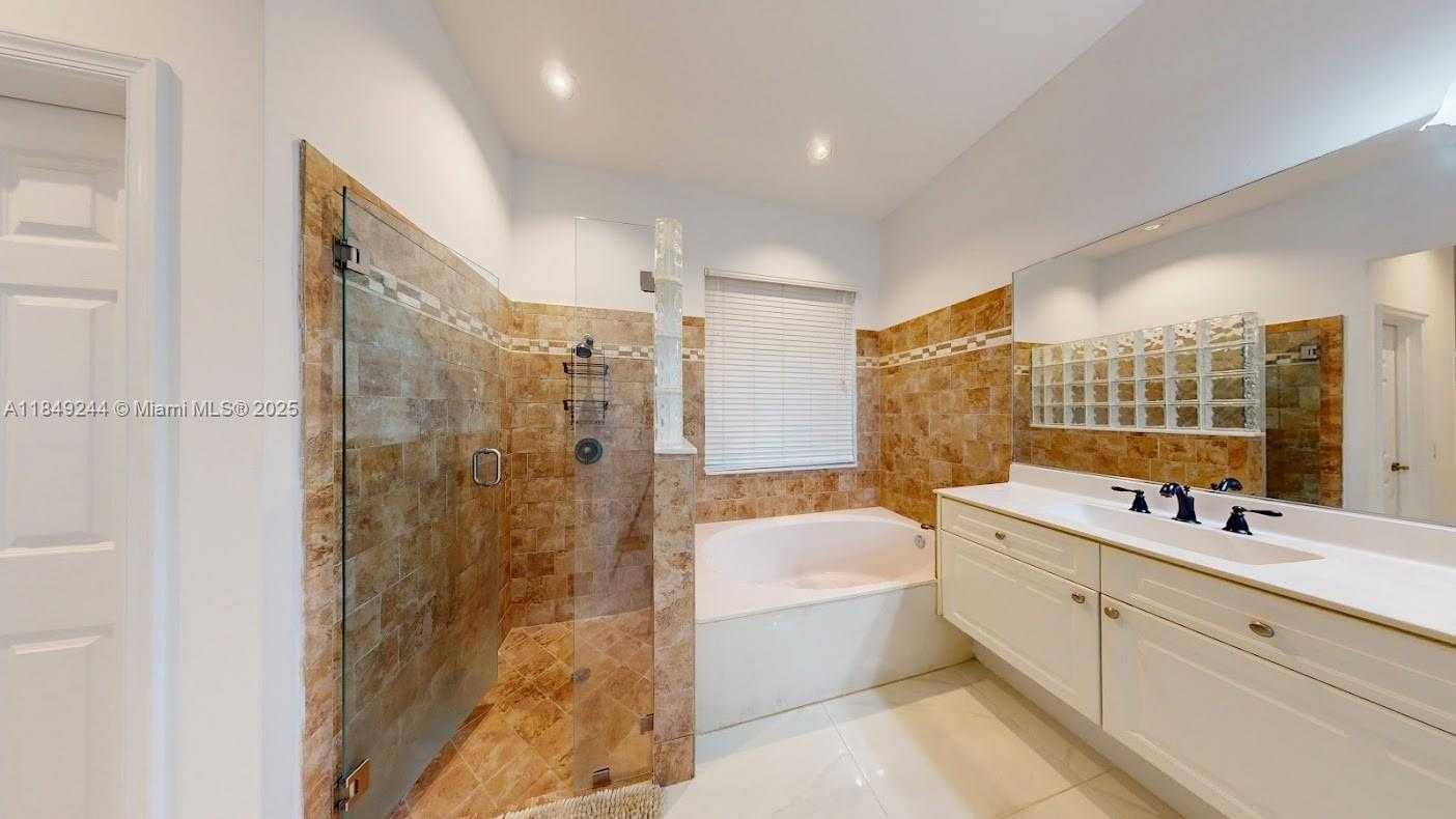 Small Image of 1946 HARBOR VIEW CIR, Weston Number 36