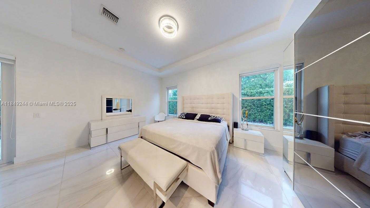 Small Image of 1946 HARBOR VIEW CIR, Weston Number 38