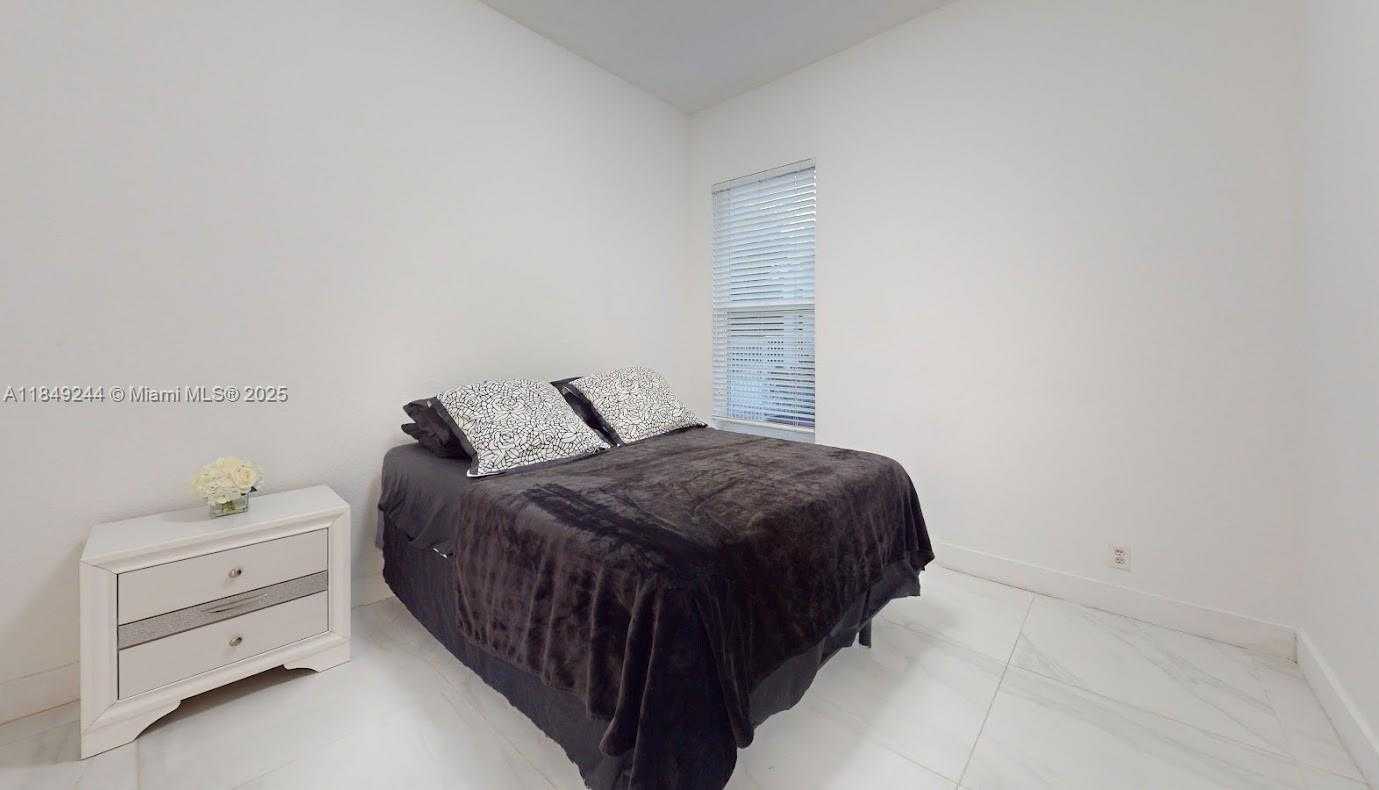 Small Image of 1946 HARBOR VIEW CIR, Weston Number 41