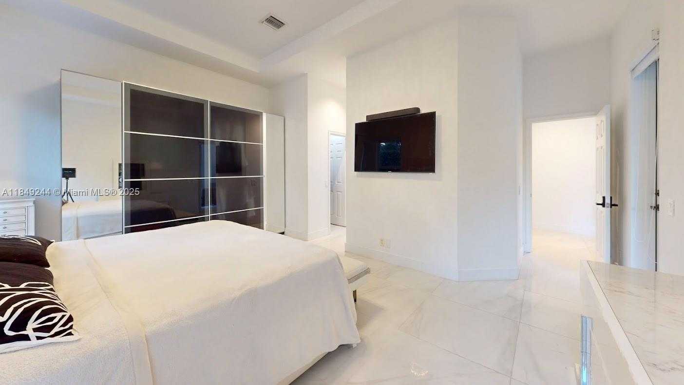 Small Image of 1946 HARBOR VIEW CIR, Weston Number 43