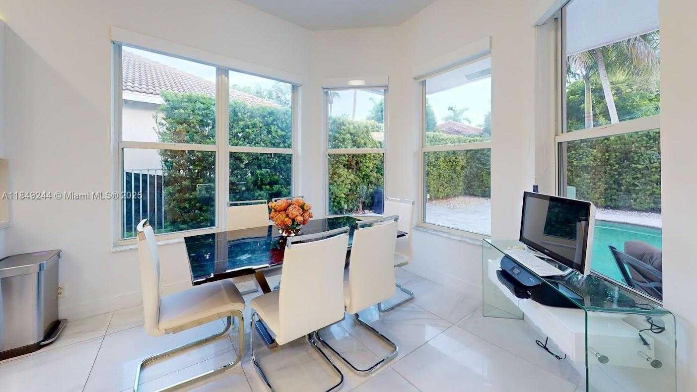 Small Image of 1946 HARBOR VIEW CIR, Weston Number 45