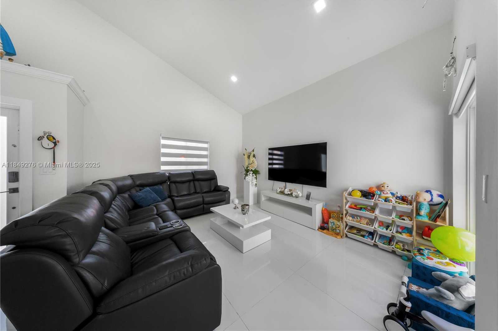 Small Image of 18858 NORTH WEST 63RD CT CIR, Hialeah Number 5