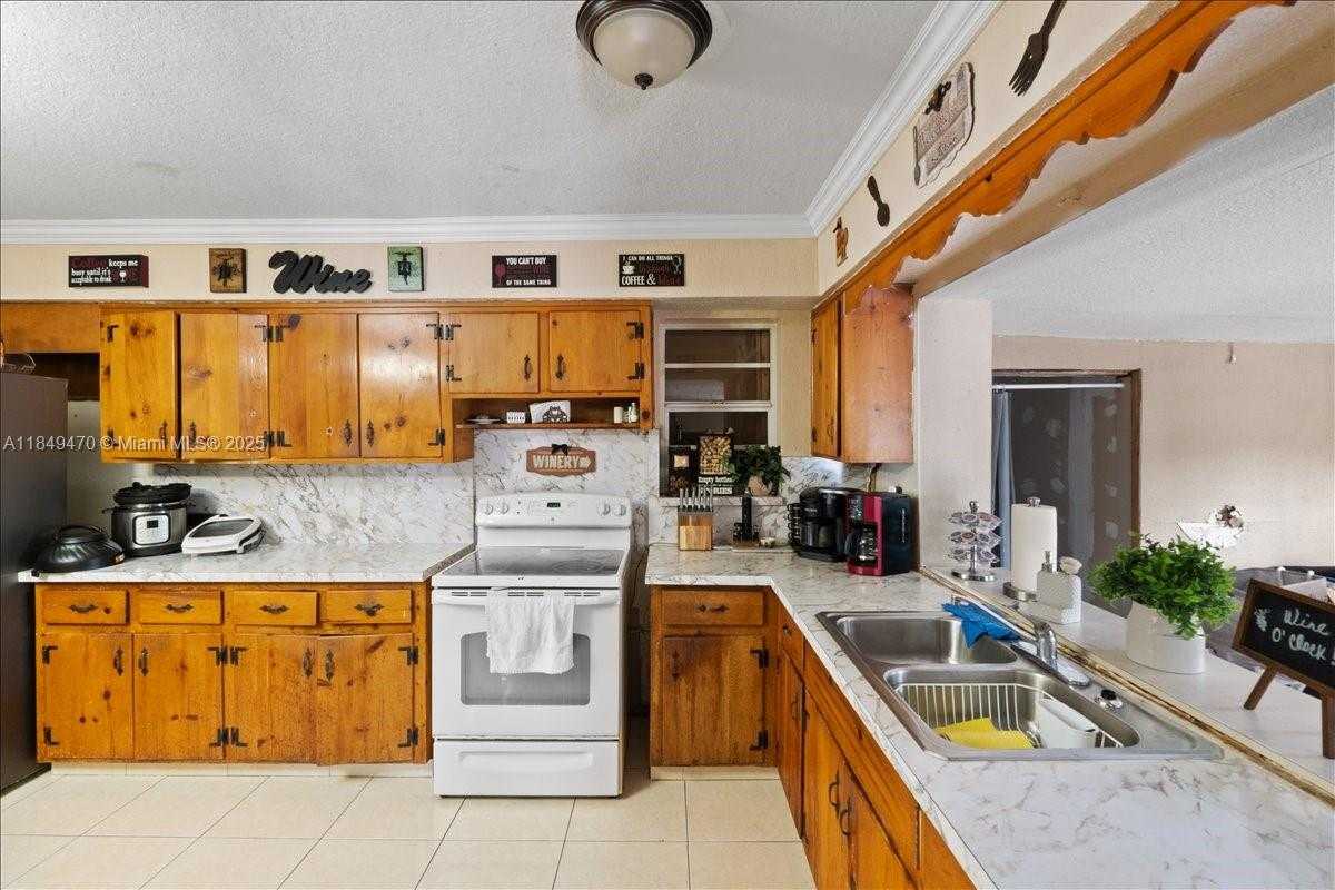 Small Image of 6616 SOUTH WEST 2ND CT, Pembroke Pines Number 11
