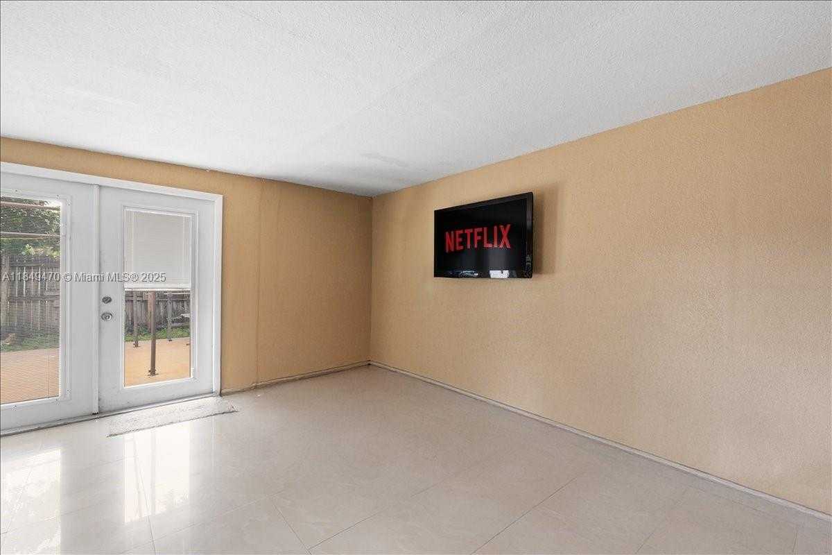 Small Image of 6616 SOUTH WEST 2ND CT, Pembroke Pines Number 19