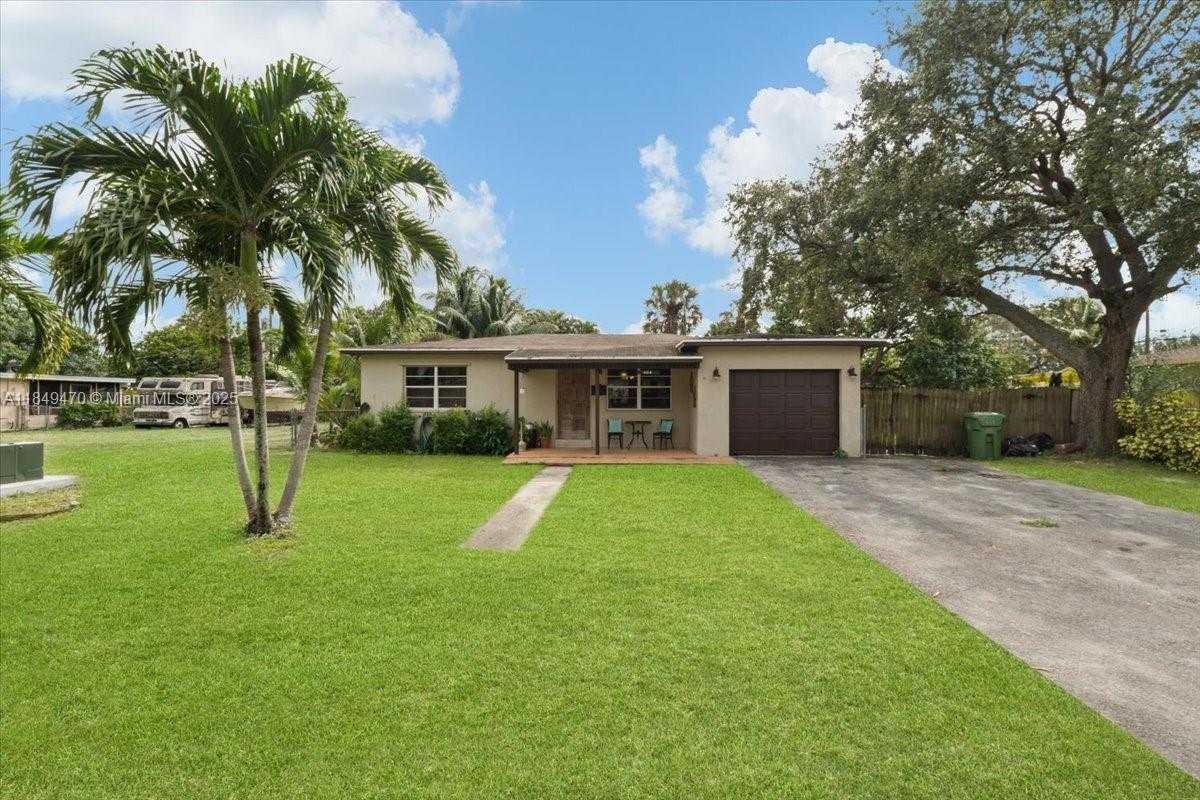 Small Image of 6616 SOUTH WEST 2ND CT, Pembroke Pines Number 2