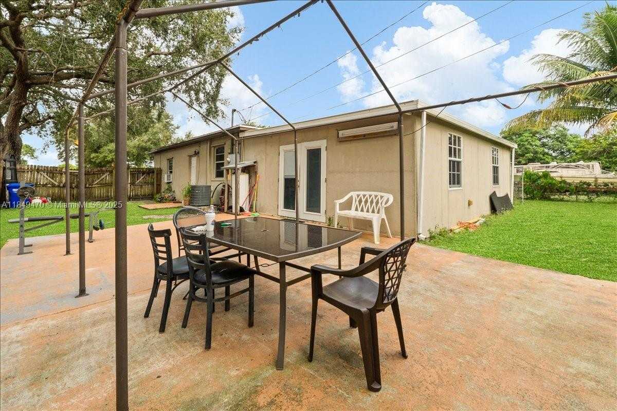 Small Image of 6616 SOUTH WEST 2ND CT, Pembroke Pines Number 20