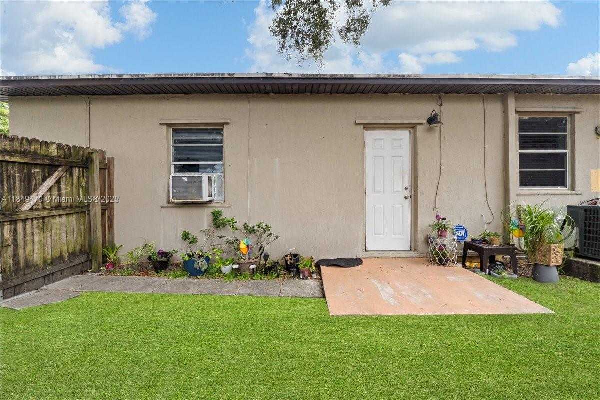 Small Image of 6616 SOUTH WEST 2ND CT, Pembroke Pines Number 24