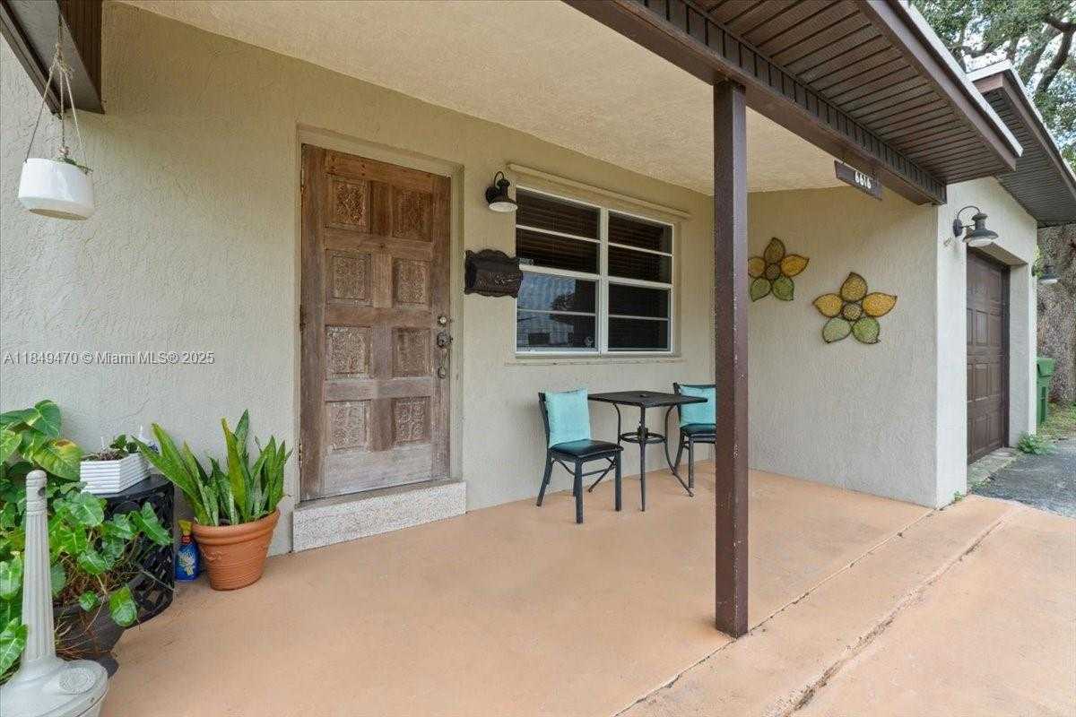 Small Image of 6616 SOUTH WEST 2ND CT, Pembroke Pines Number 4