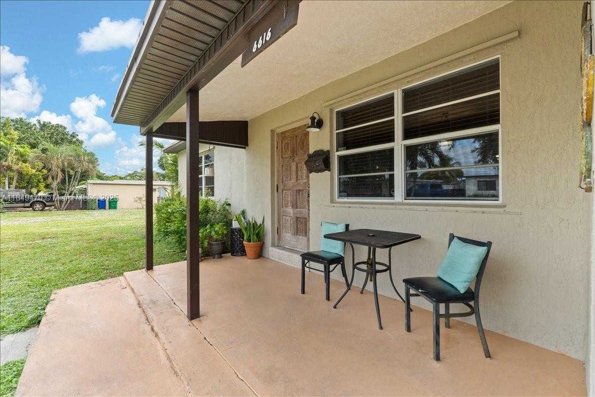 Small Image of 6616 SOUTH WEST 2ND CT, Pembroke Pines Number 5