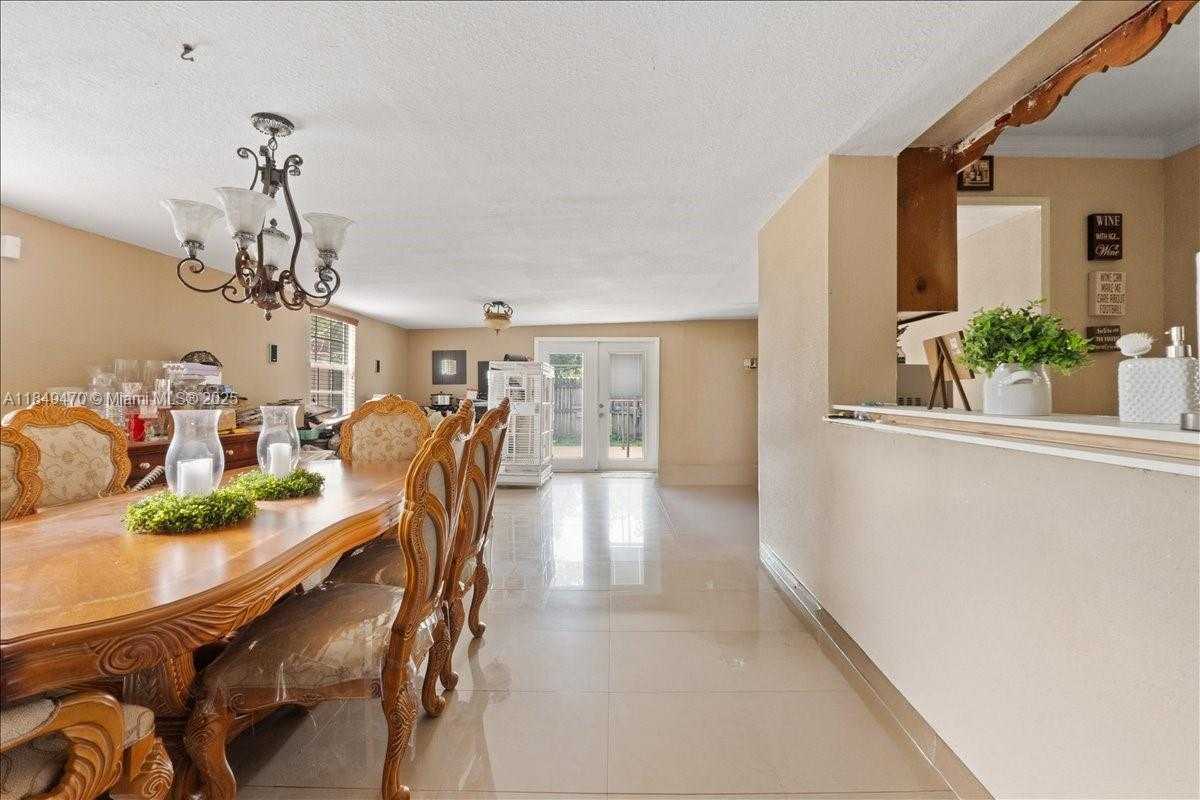 Small Image of 6616 SOUTH WEST 2ND CT, Pembroke Pines Number 9