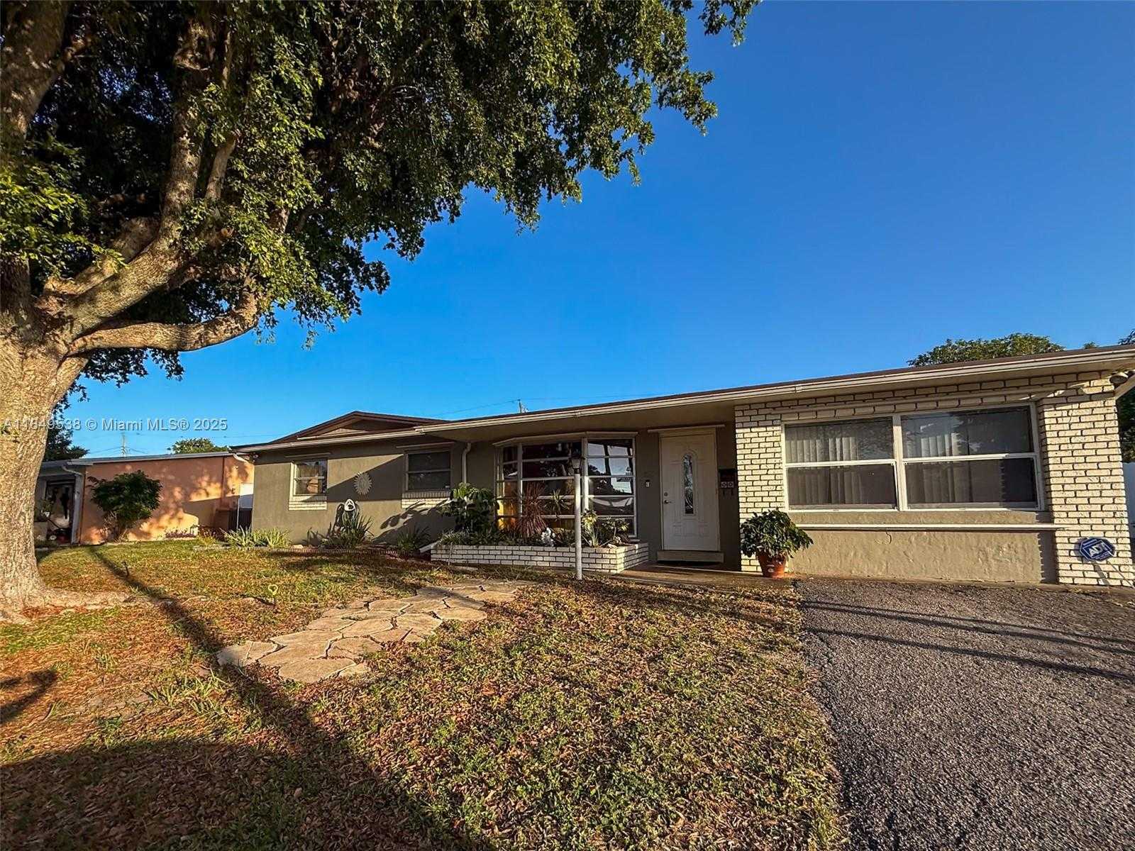 Small Image of 7320 NORTH WEST 2ND ST, Pembroke Pines Number 2