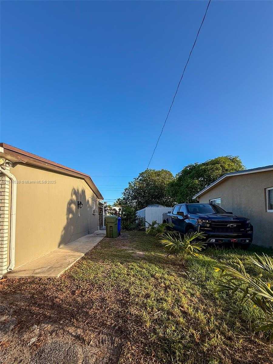 Small Image of 7320 NORTH WEST 2ND ST, Pembroke Pines Number 4