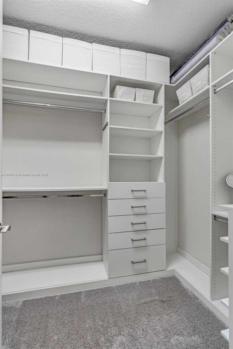 Small Image of 3813 GREENWAY DR, Hollywood Number 17
