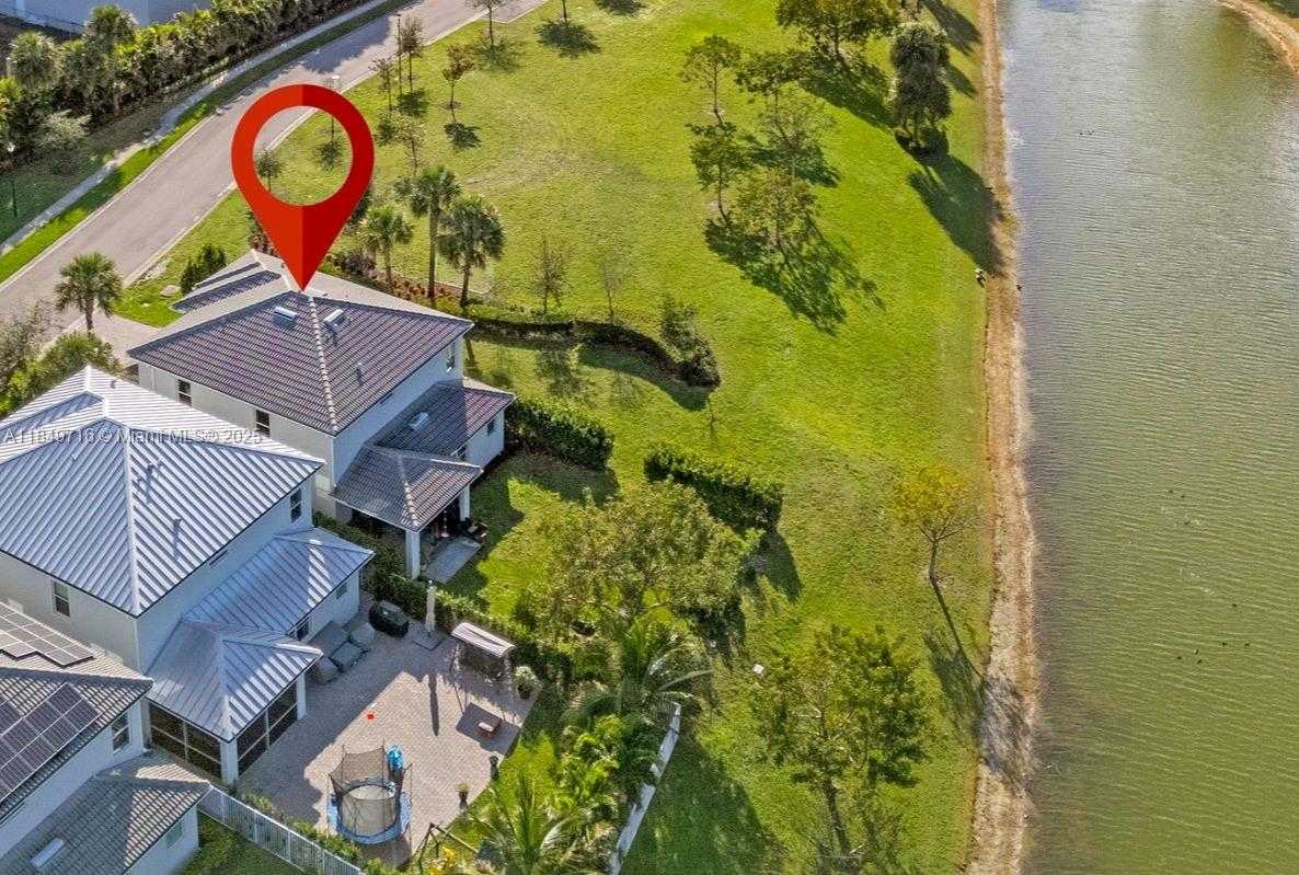 Small Image of 3813 GREENWAY DR, Hollywood Number 2