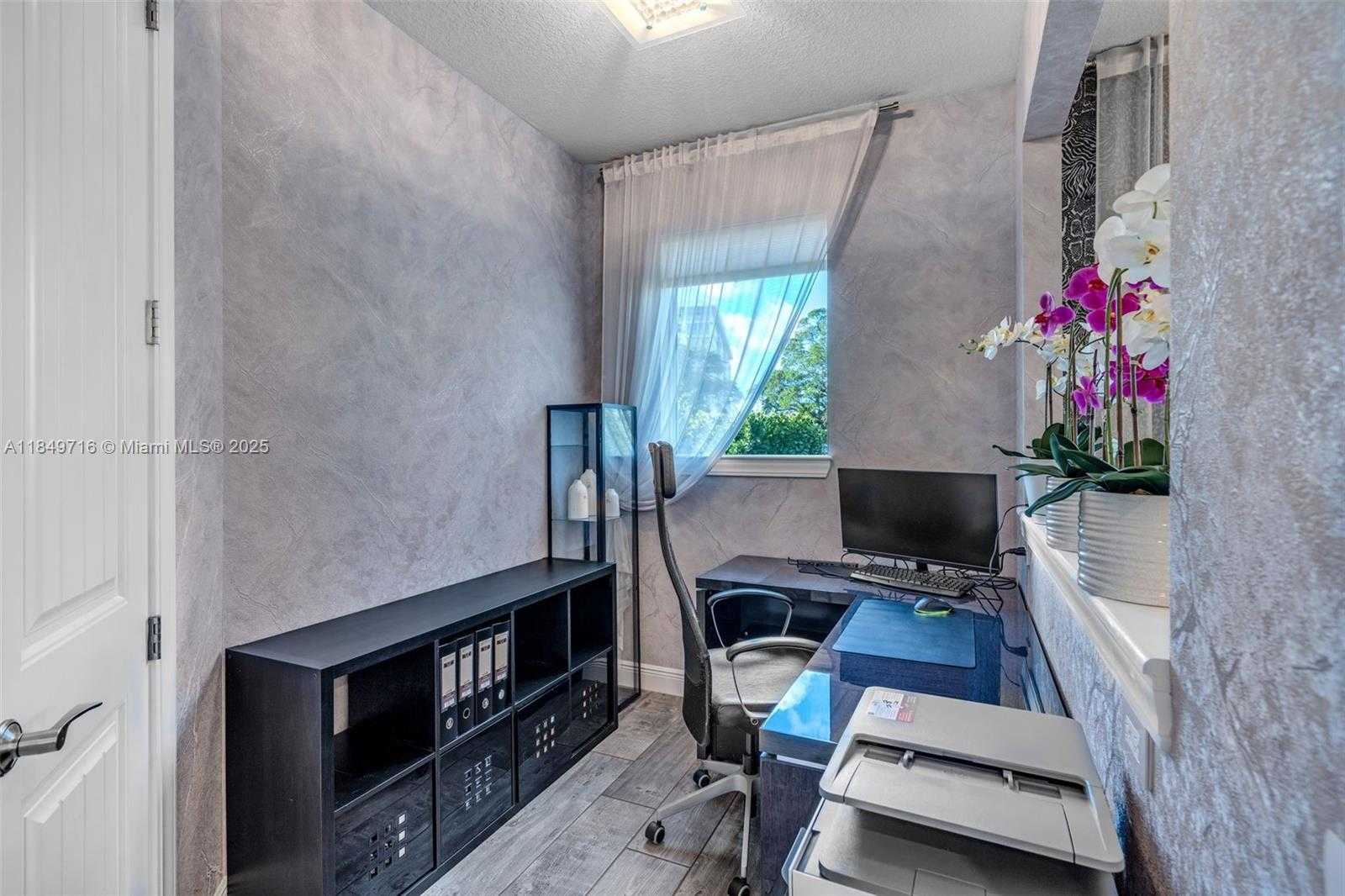 Small Image of 3813 GREENWAY DR, Hollywood Number 24