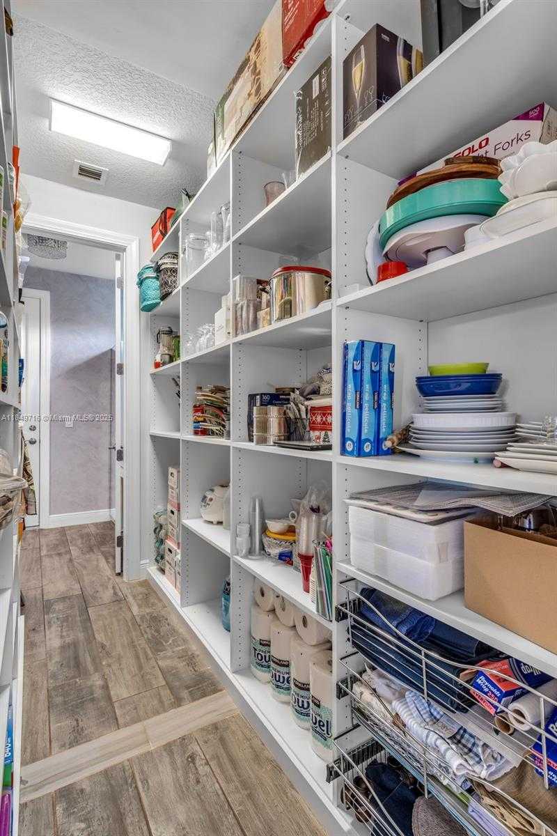 Small Image of 3813 GREENWAY DR, Hollywood Number 25