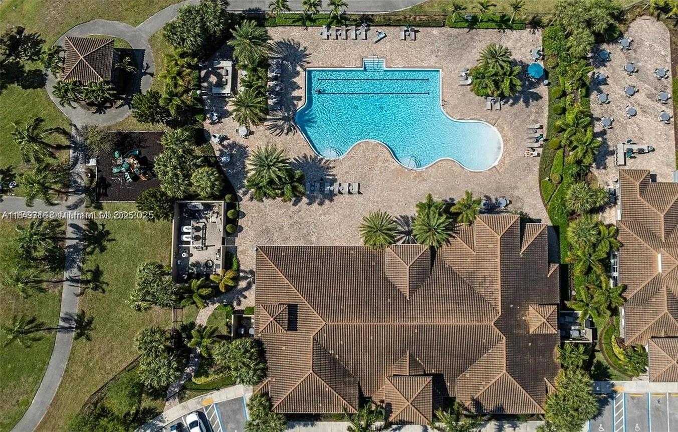 Small Image of 3813 GREENWAY DR, Hollywood Number 3