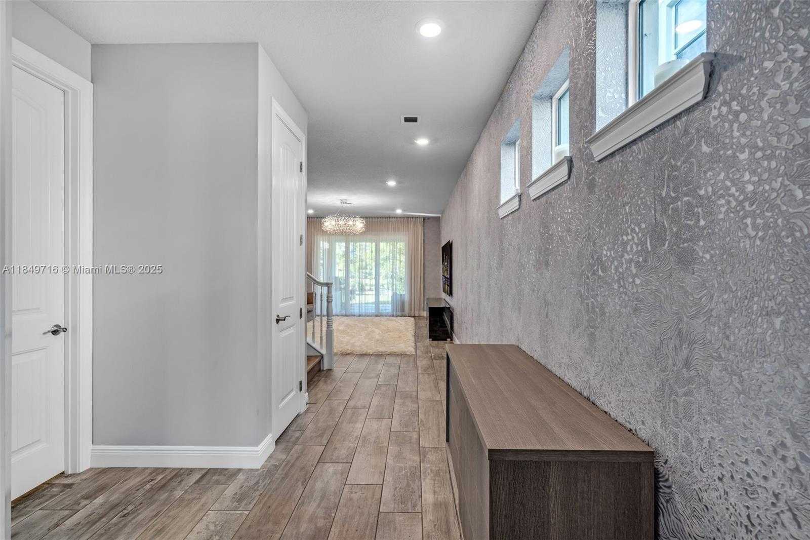 Small Image of 3813 GREENWAY DR, Hollywood Number 6