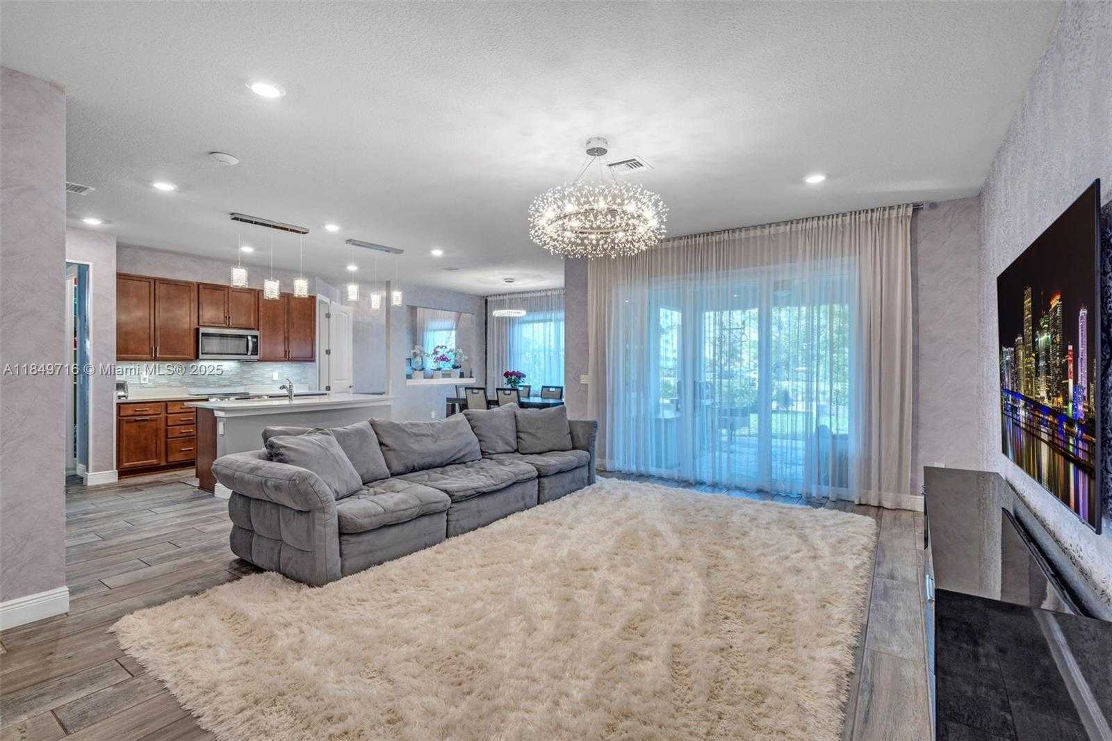 Small Image of 3813 GREENWAY DR, Hollywood Number 7