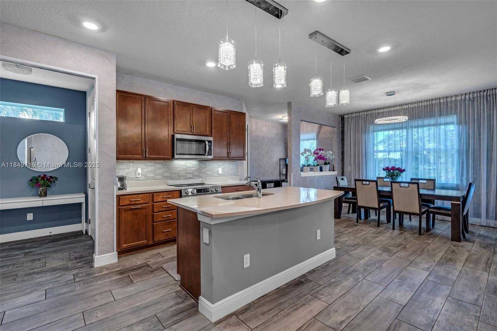 Small Image of 3813 GREENWAY DR, Hollywood Number 9