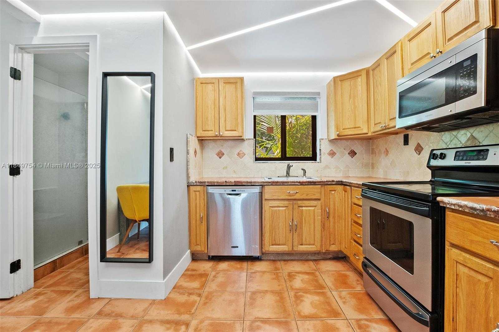 Small Image of 500 SOUTH DR, Miami Springs Number 10