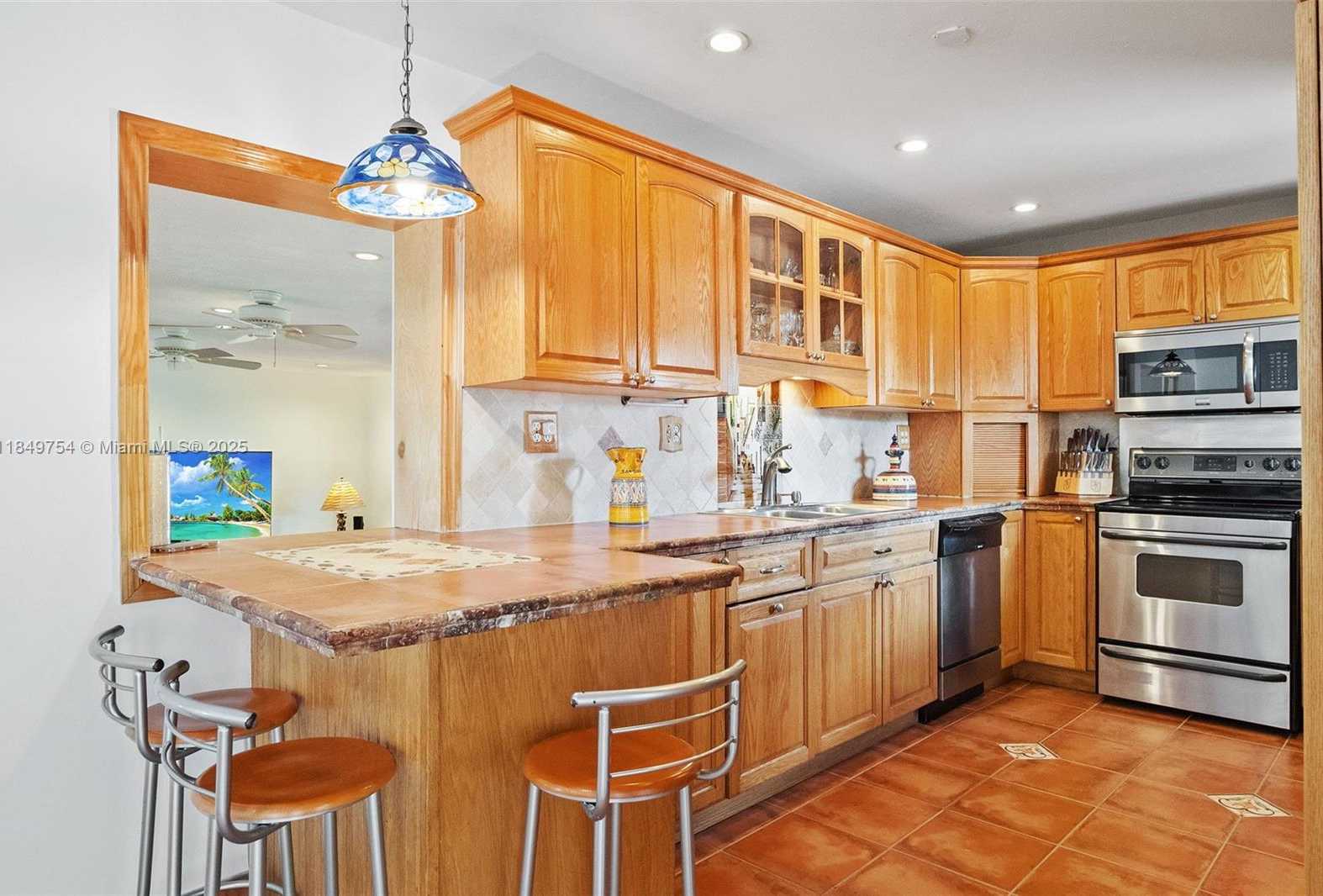 Small Image of 500 SOUTH DR, Miami Springs Number 11