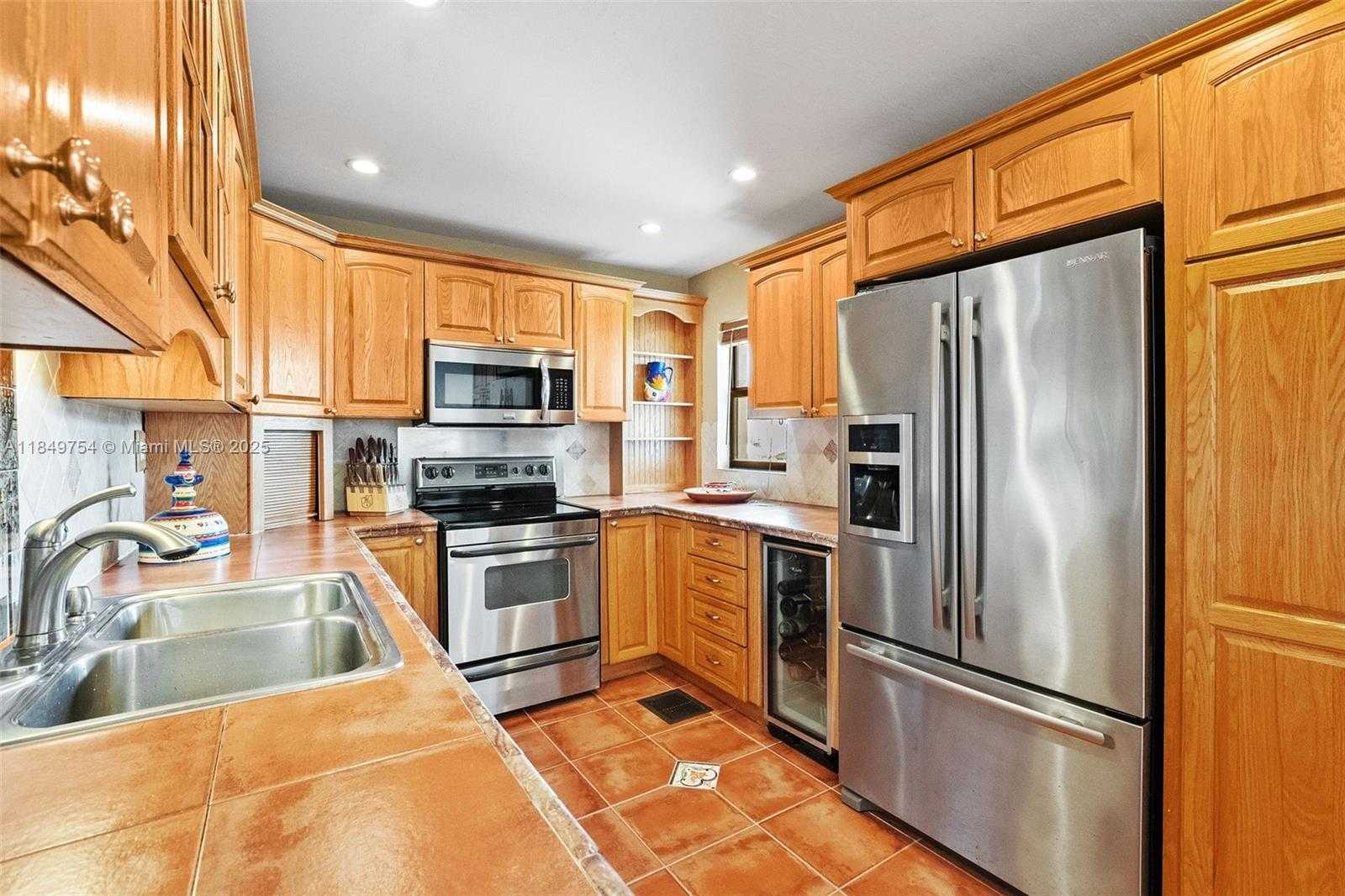 Small Image of 500 SOUTH DR, Miami Springs Number 12