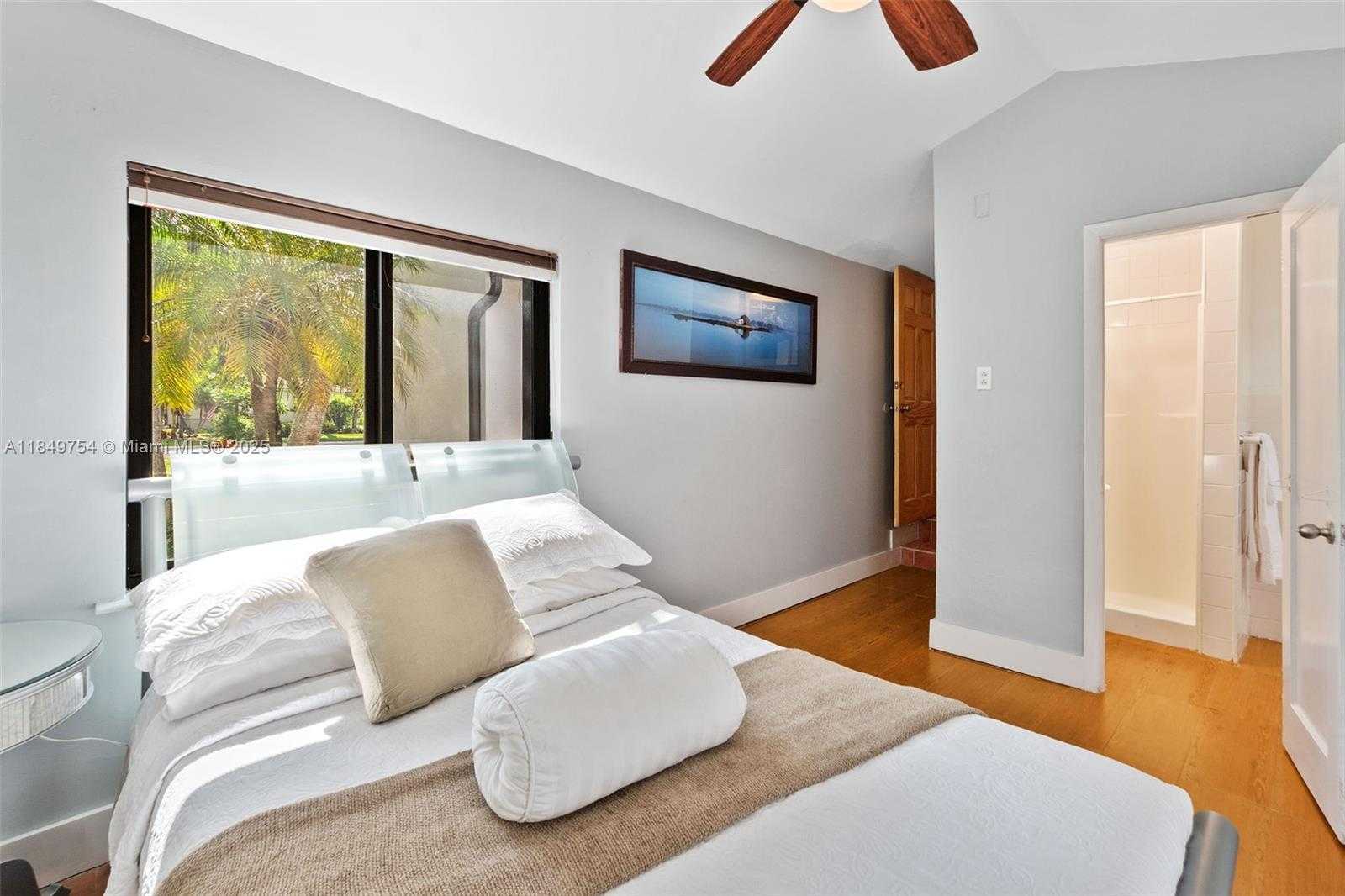 Small Image of 500 SOUTH DR, Miami Springs Number 13