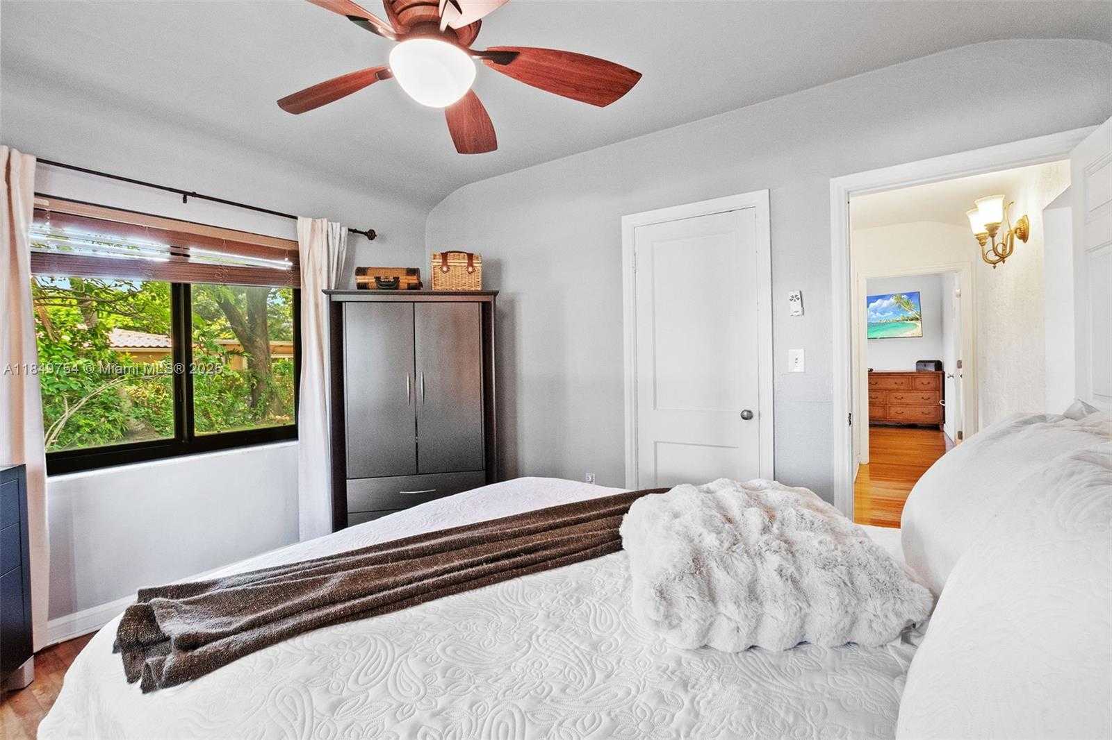 Small Image of 500 SOUTH DR, Miami Springs Number 15