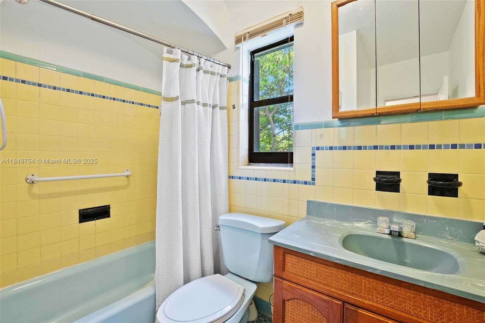 Small Image of 500 SOUTH DR, Miami Springs Number 17