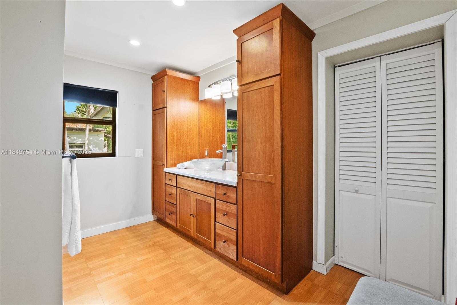 Small Image of 500 SOUTH DR, Miami Springs Number 19