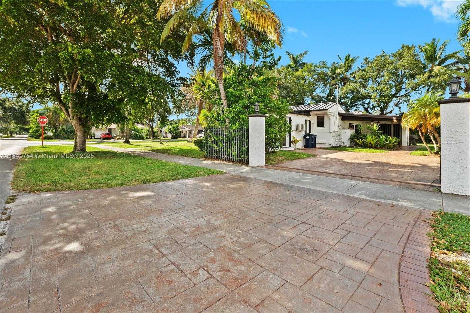 Small Image of 500 SOUTH DR, Miami Springs Number 2