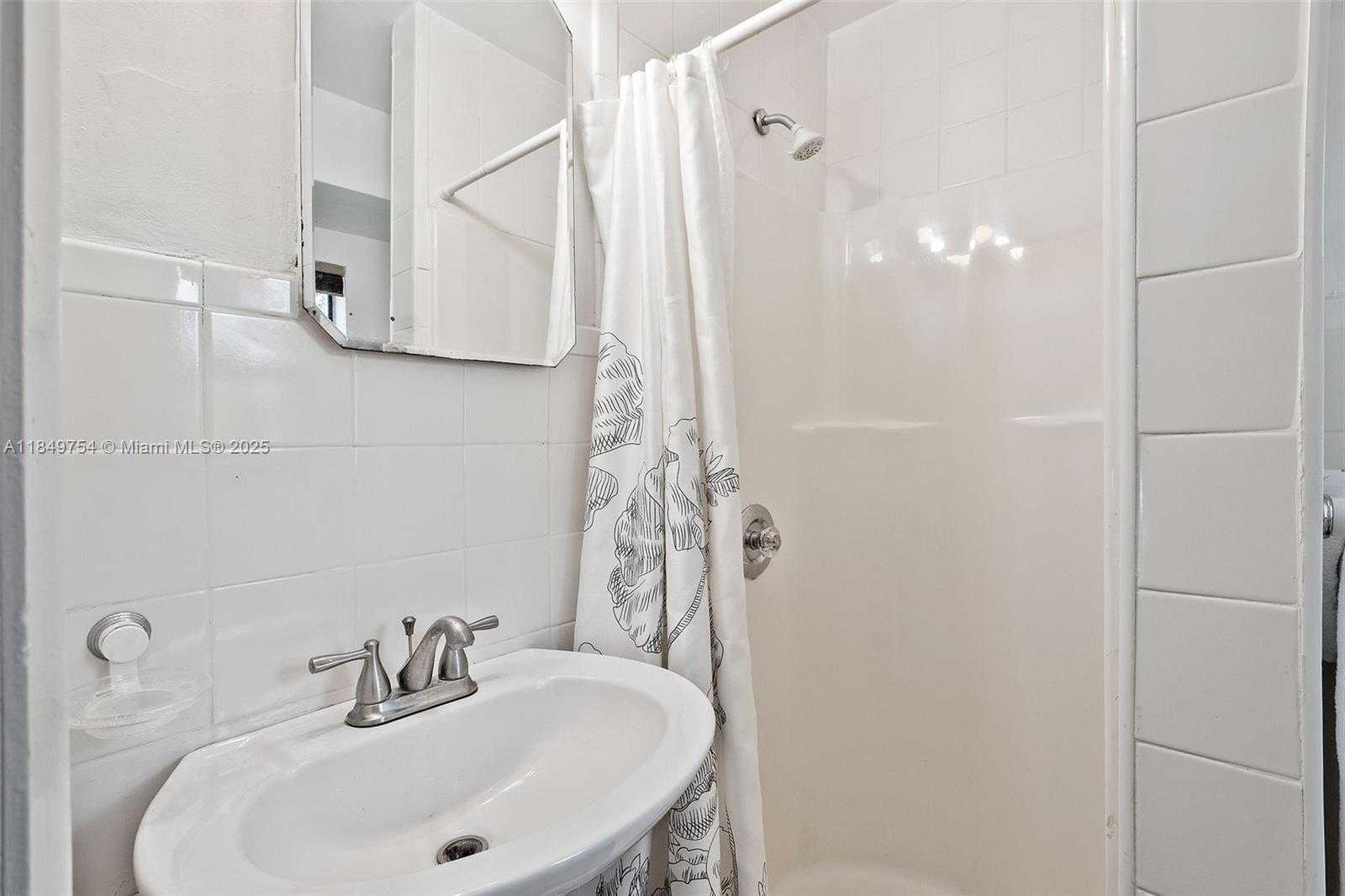 Small Image of 500 SOUTH DR, Miami Springs Number 27