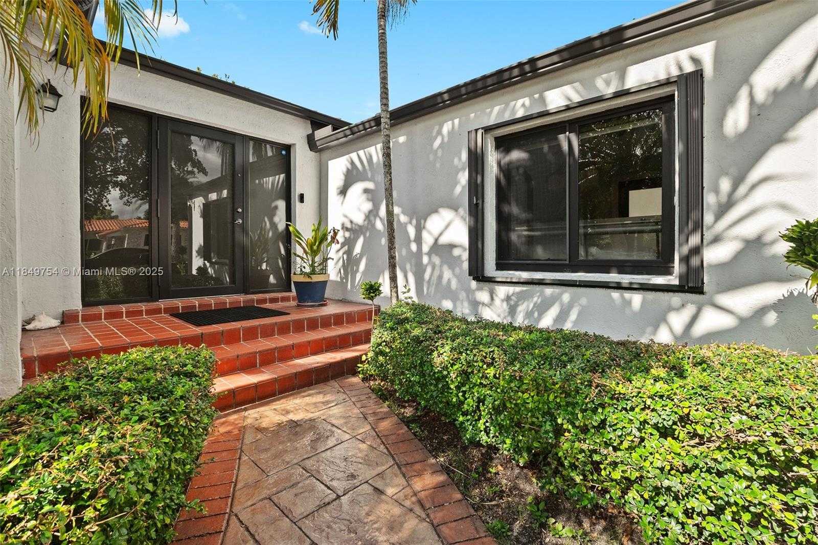 Small Image of 500 SOUTH DR, Miami Springs Number 3