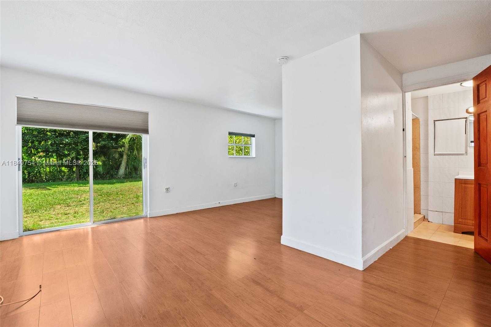Small Image of 500 SOUTH DR, Miami Springs Number 32