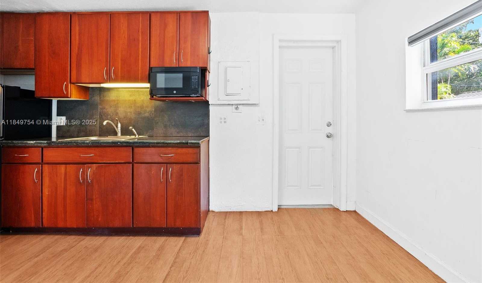 Small Image of 500 SOUTH DR, Miami Springs Number 33