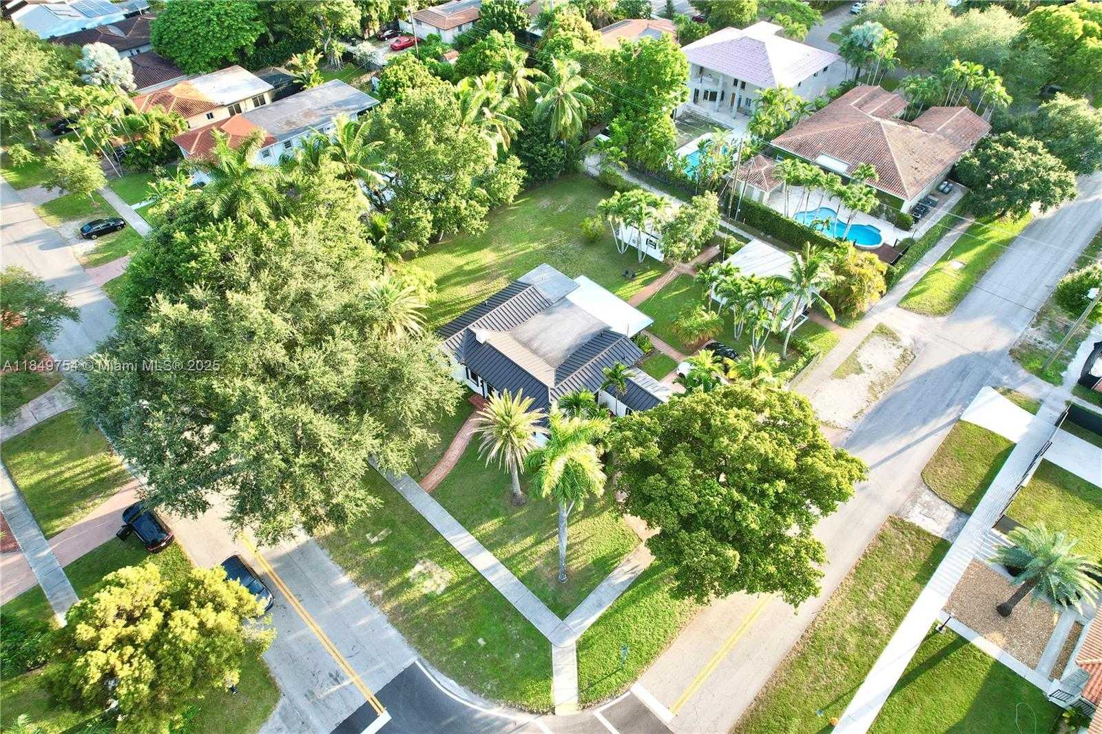 Small Image of 500 SOUTH DR, Miami Springs Number 36